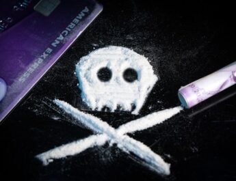 Politie stuurt gelukszoekers met tassen op zoek naar cocaïne weg van strand Scheveningen
