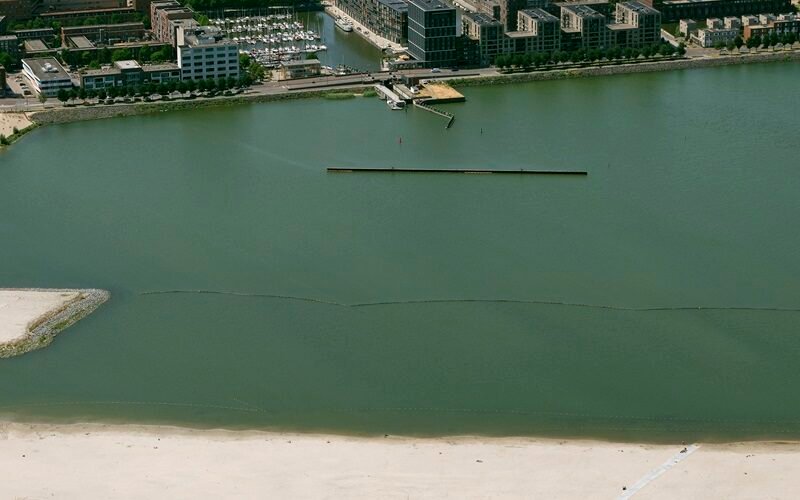 Het strand van IJburg wordt tijdelijk kleiner