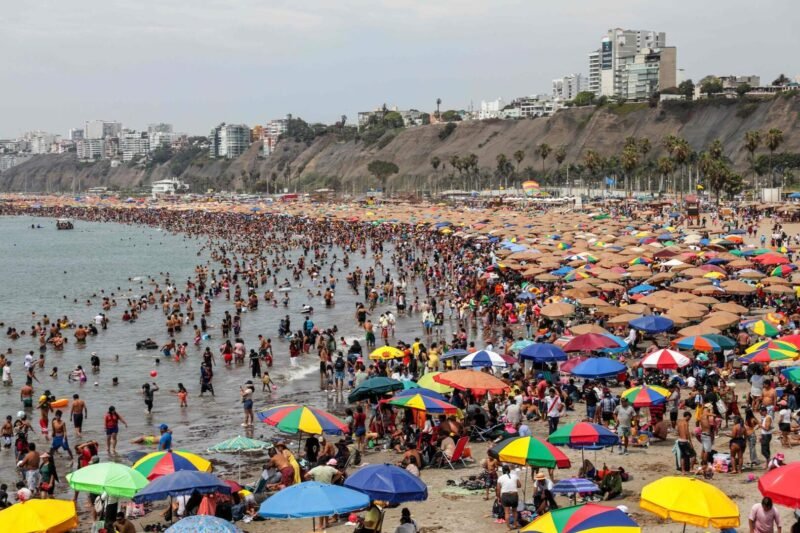 Peru wil toeristen lesje leren: iconisch strand gaat dicht nadat schoonmakers zelfs geroosterd varken onder achtergelaten afval vinden