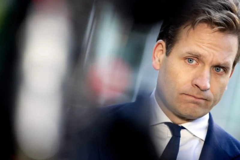 VVD-minister Karremans op campagne in Zandvoort