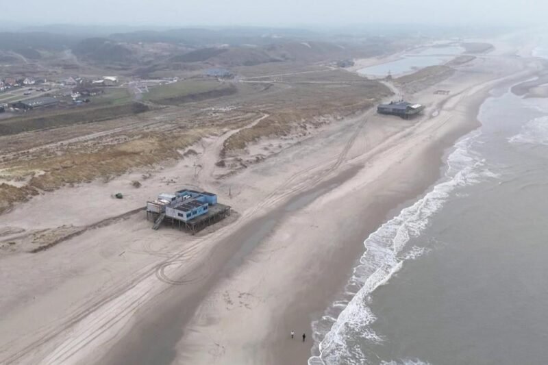 Strand Camperduin: zand vecht tegen water