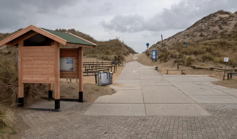 Strand van Heemskerk is klaar voor het nieuwe seizoen met fris informatiebord