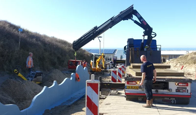 Er wordt hard gewerkt aan de opknapbeurt van het strand