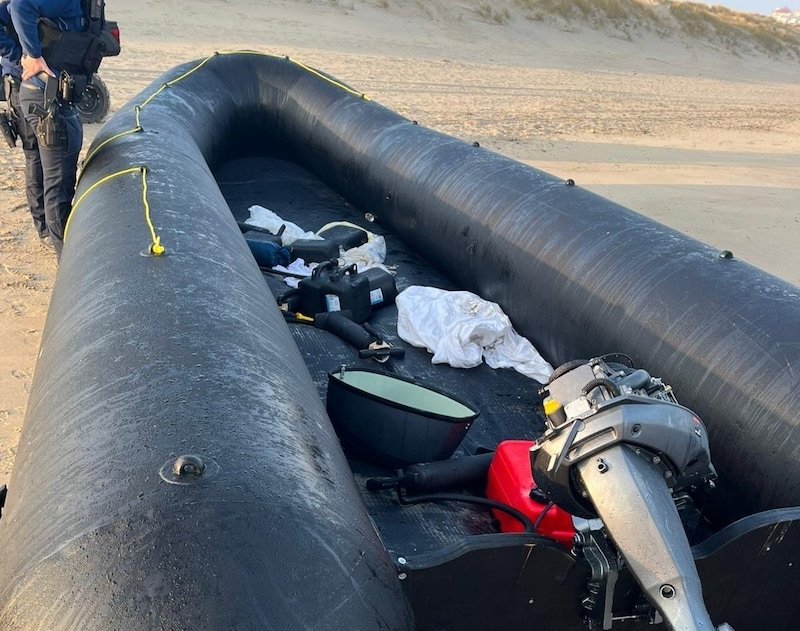 Aan boord van de rubberboot werden jerrycans aangetroffen.