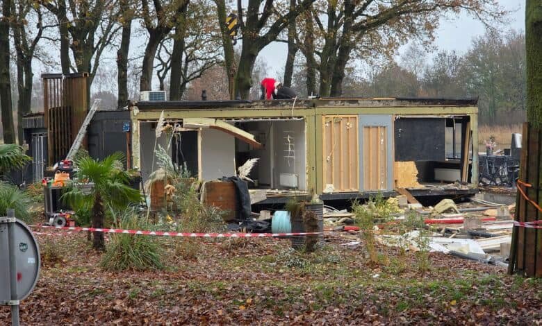 Sloop van het Lakeside-paviljoen aan de Wijthmenerplas in Zwolle waarbij tijdelijke units met een kraan worden verwijderd.