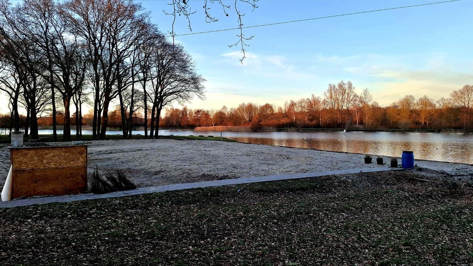 De locatie aan de Wijthmenerplas in Zwolle waar het Lakeside-paviljoen stond en waar plannen liggen voor een nieuw strandpaviljoen.