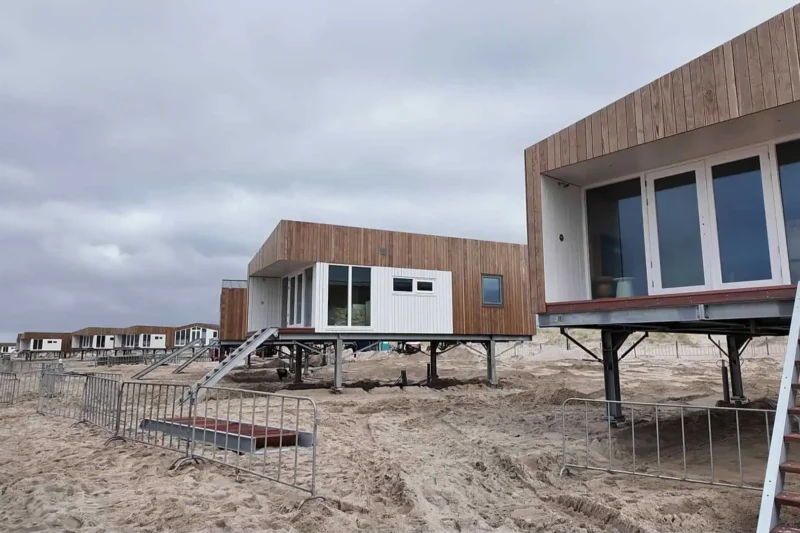 Luxe strandhuisjes moeten Petten nieuw leven inblazen