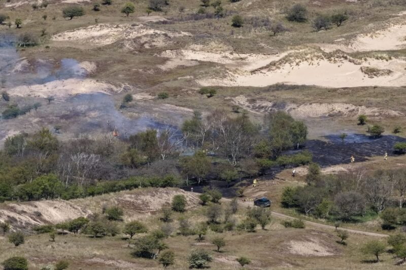 800 vierkante meter aan duinen bij Noordwijk in brand, brandweer slaat groot alarm