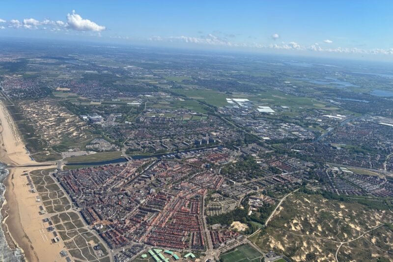 Katwijkse paviljoens moeten in 2027 meters opschuiven vanwege stijgende zeespiegel