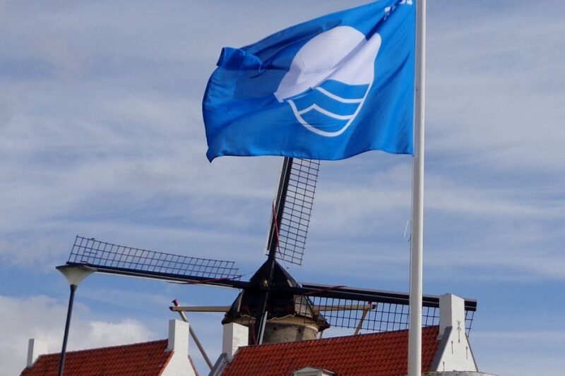 Hier wappert de blauwe vlag en kun jij schoon en veilig het strand op
