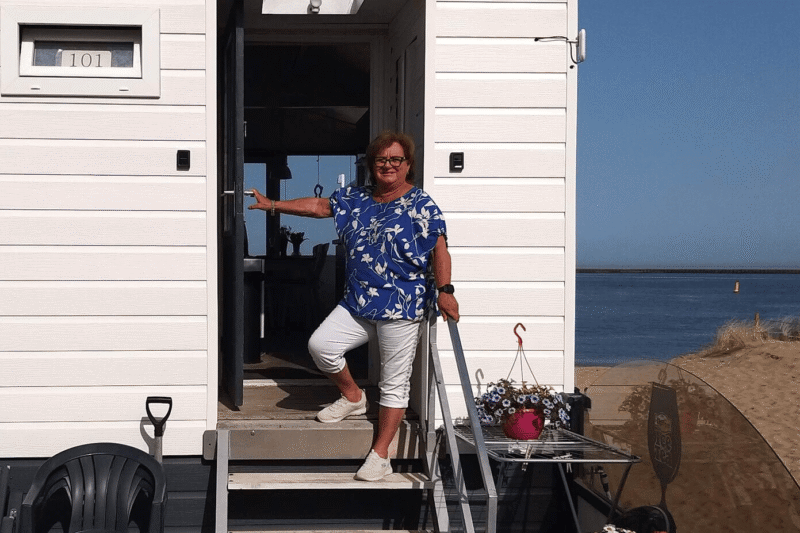Elly is al zeventig zomers gelukkig op het Kleine Strand in IJmuiden aan Zee: ’Dit is mijn alles. En dat mag nog heel lang duren’
