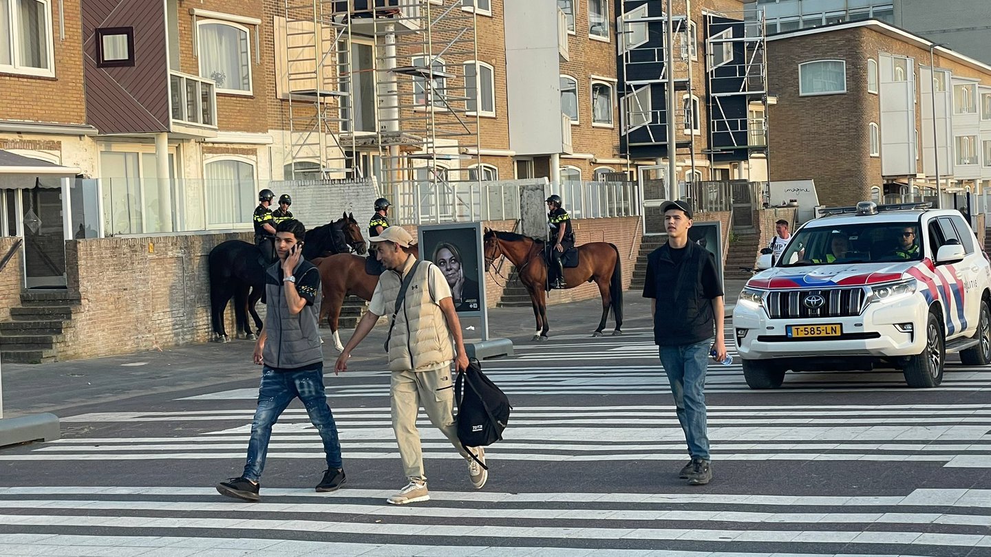 De politie surveilleert met paarden op de boulevard