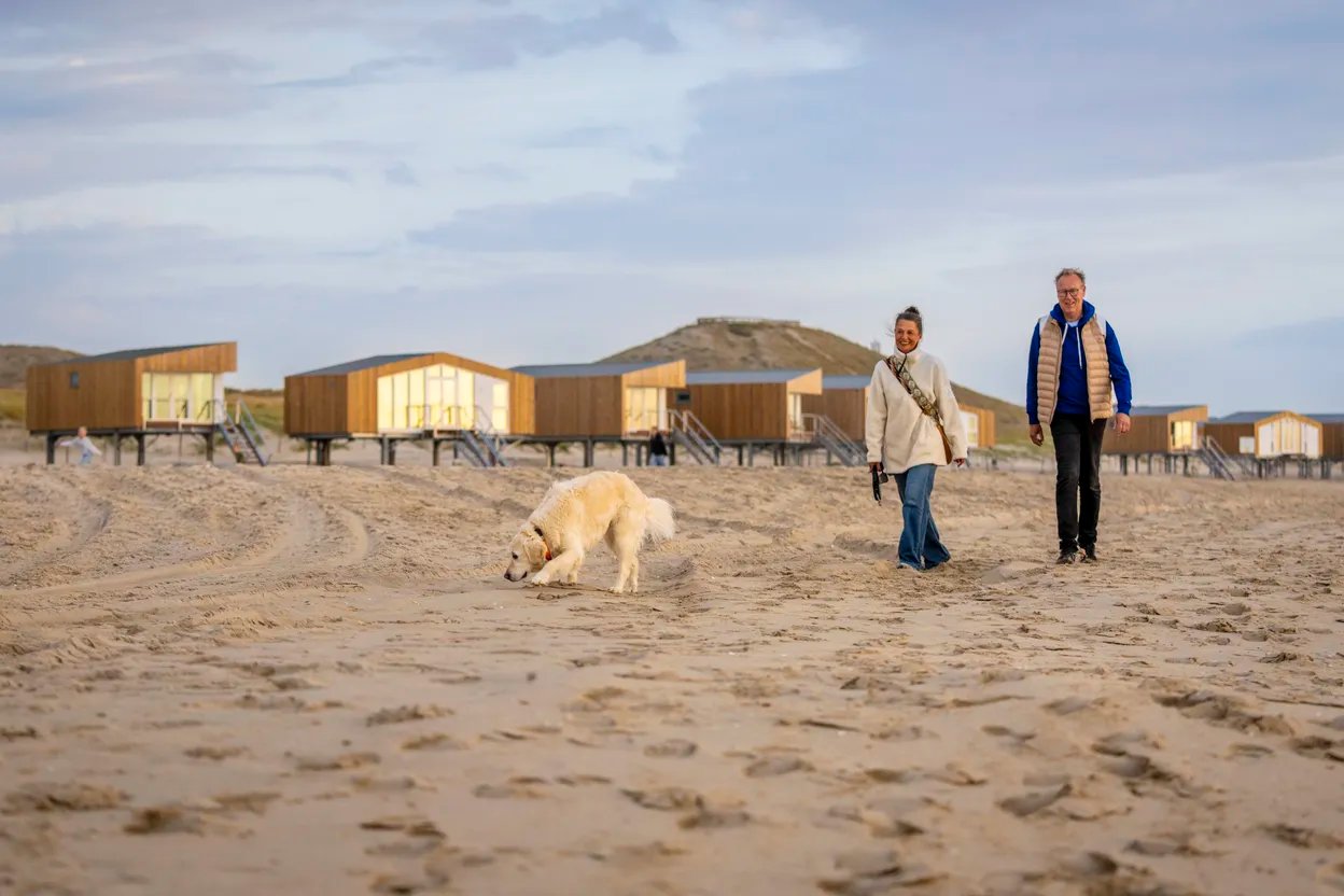 De volgende ochtend loop je vanuit je huisje zo het strand op voor een heerlijke wandeling - vakantiepark Landal Zeezigt in Petten