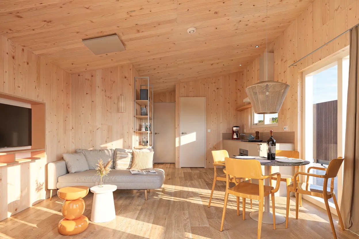De huisjes zijn strak, licht en stijlvol ingericht met veel hout, zachte tinten en een Scandinavische beach vibe - vakantiepark Landal Zeezigt in Petten