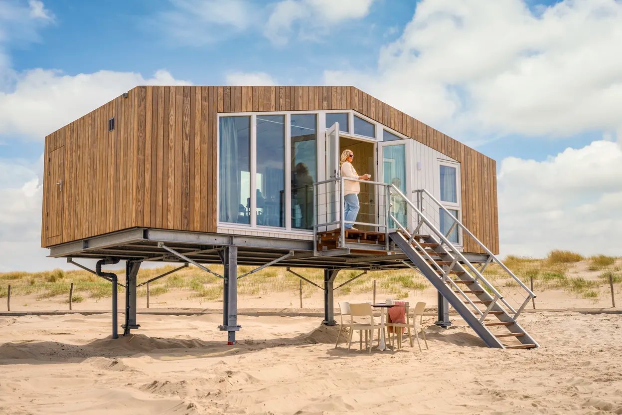 Vanuit je huisje op vakantiepark Landal Zeezigt in Petten loop je zo het strand op - vakantiepark Landal Zeezigt in Petten