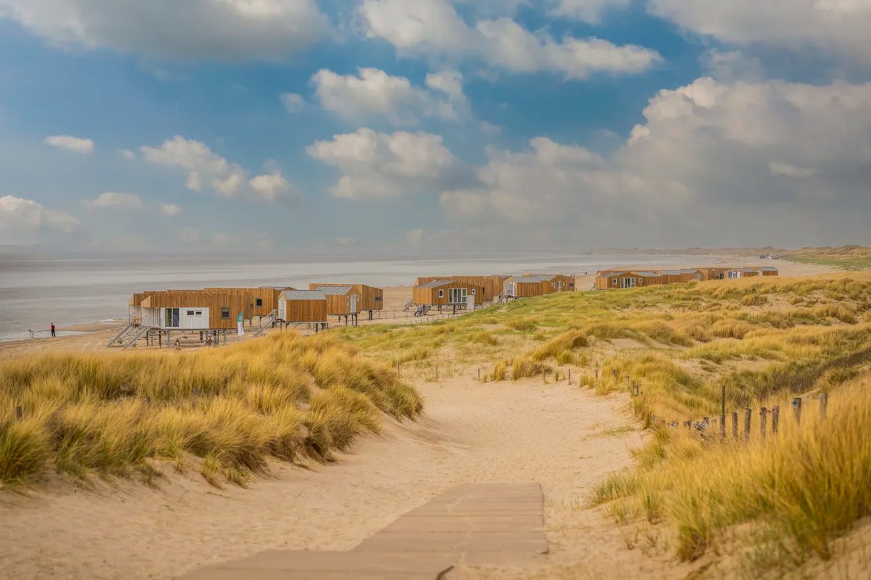 Vanaf de parkeerplaats loop je via de duinen richting je huisje op het strand - vakantiepark Landal Zeezigt in Petten