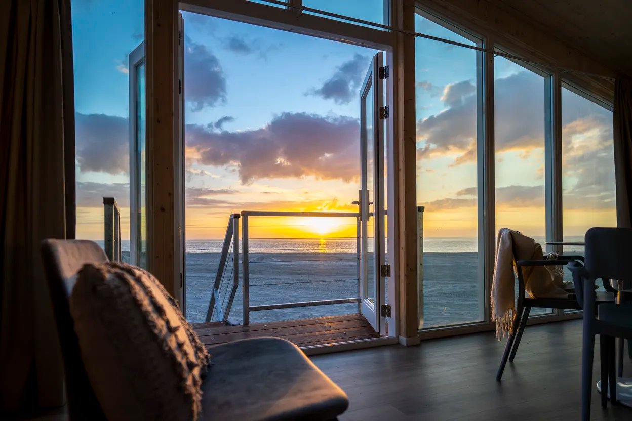Vanaf de bank bekijk je de mooiste zonsondergangen op het strand van Petten - vakantiepark Landal Zeezigt in Petten