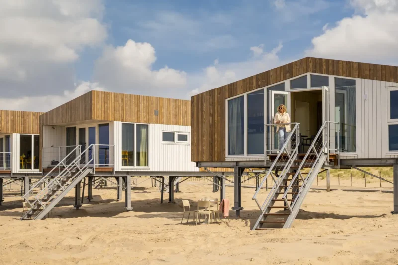 Dé zomerescape van 2026: slapen in een huisje op het strand van Petten