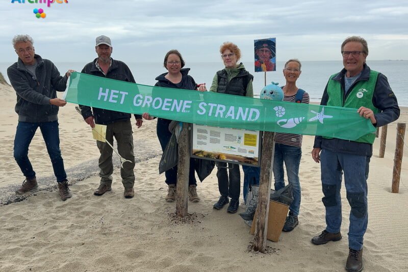 Onverwachte prijsuitreiking op het strand: vrijwilliger compleet verrast