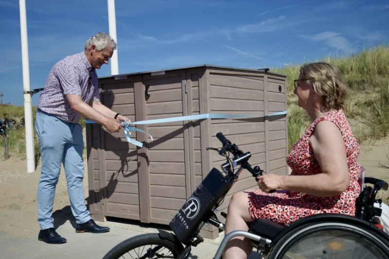 Nieuwe rolstoelstalling bij Zee en Zon officieel geopend: “Een kleine voorziening met grote impact”