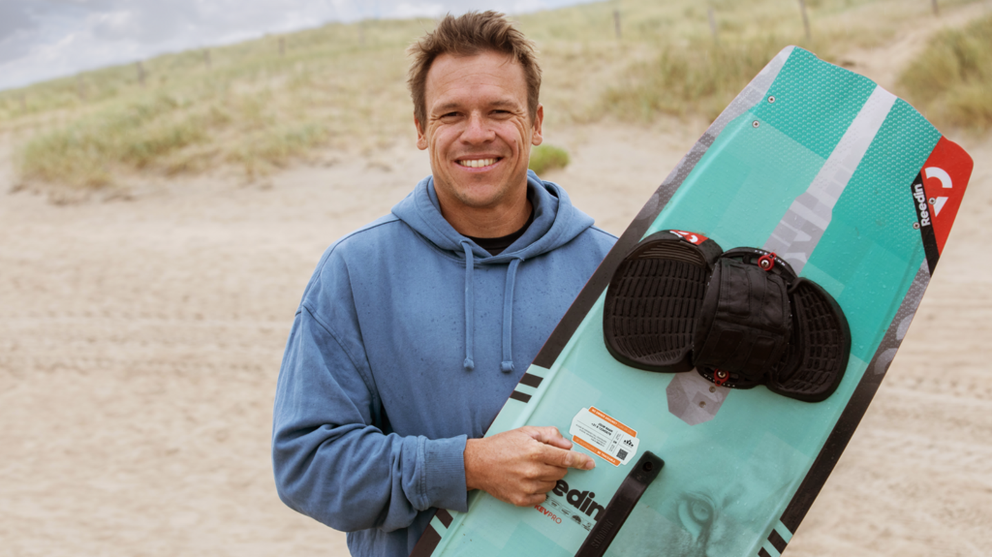 Kevin Langeree is ook vrijwilliger bij KNRM Noordwijk en roept zijn mede surfers op verloren materiaal te melden.