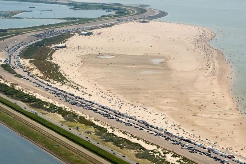 Strand bij Brouwersdam spoelt weg: gemeenten zoeken miljoenensteun