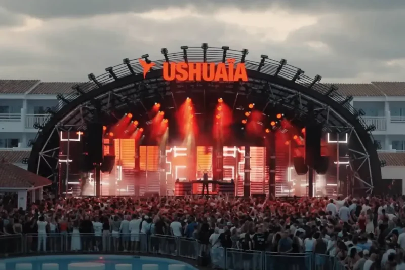 Waanzinnig duur! Dit zijn in 2026 de bizzare prijzen voor een flesje water of cocktail in Beachclub Ushuaïa op Ibiza
